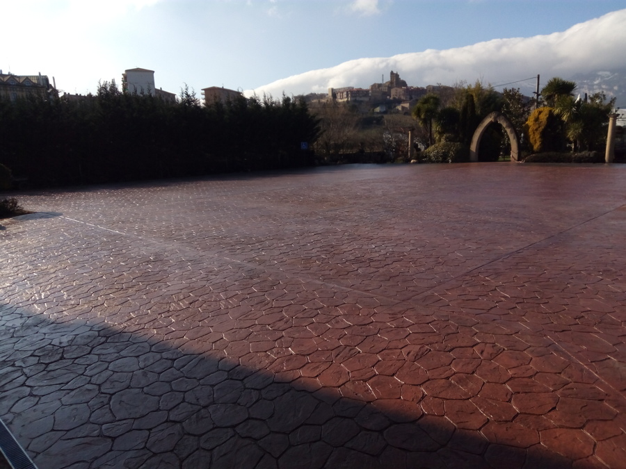 Hormigón impreso: Piedra irregular color rojo vino.