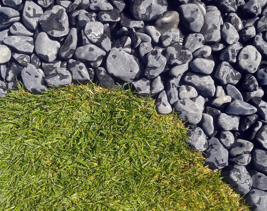 piedra negra con césped