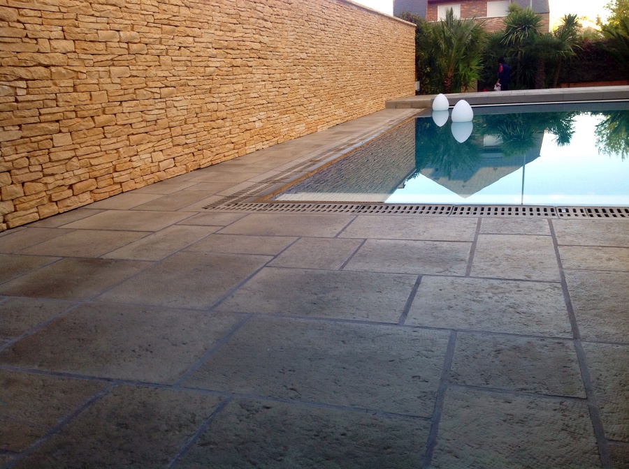 Piedra y piscina
