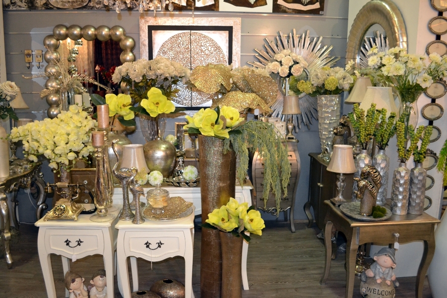 Piezas de decoración, muebles auxiliares… con una gama de colores suaves.