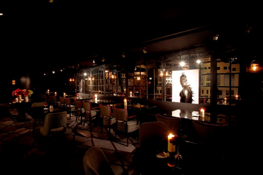 Pintado a pistola en techo y paredes.