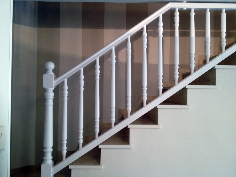 pintado a rallas con barandilla lacada 