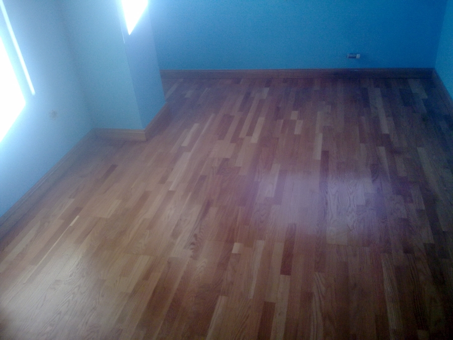 Pintado de habitación y barnizado suelo laminado