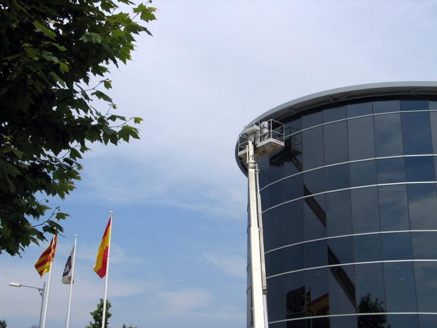 Pintado de una cornisa de unas oficinas de una empresa