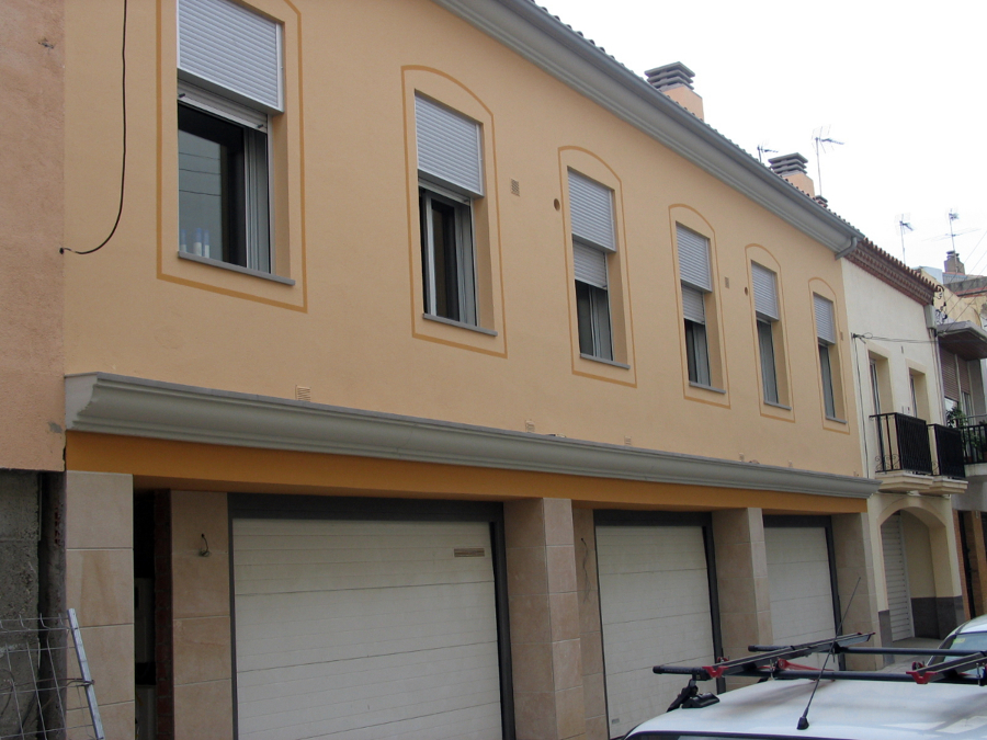 Pintado de una fachada de casas de obra nueva con cenefa en ventana.