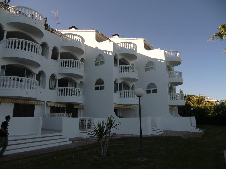 Pintando la fachada con un revestimiento de MONTO con garantia de 5AÑOS