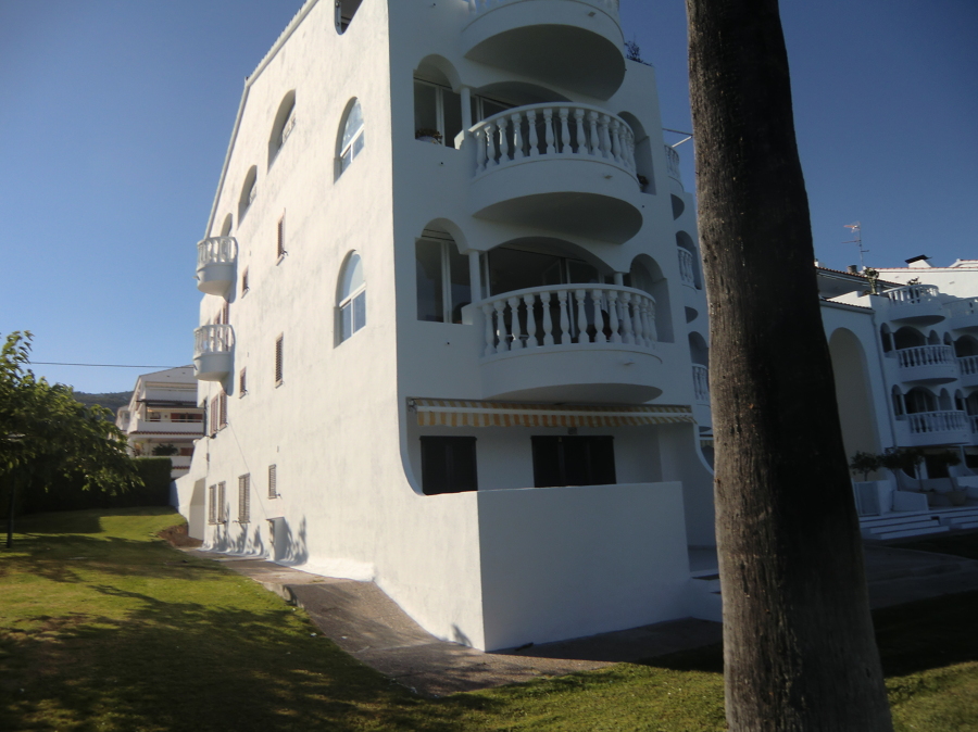 Pintando la fachada con un revestimiento de MONTO con garantia de 5AÑOS