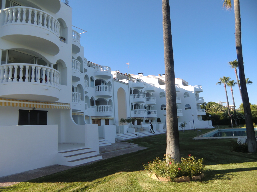 Pintando la fachada con un revestimiento de MONTO con garantia de 5AÑOS