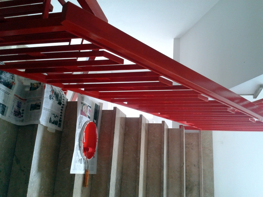 Pintura de barandilla de escalera interior.