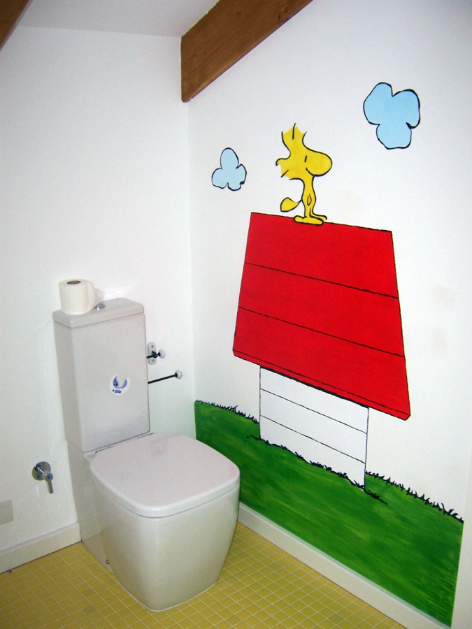 Pintura de dibujos en baño infantil