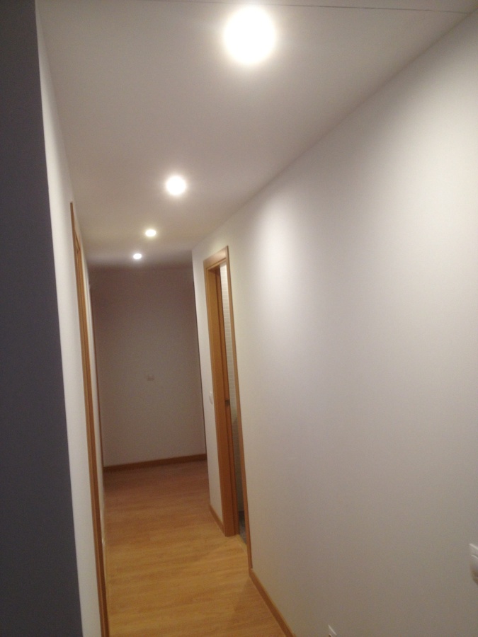 Pintura de pasillo e iluminación del pasillo