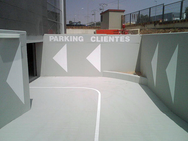 Pintura de señalización en garaje