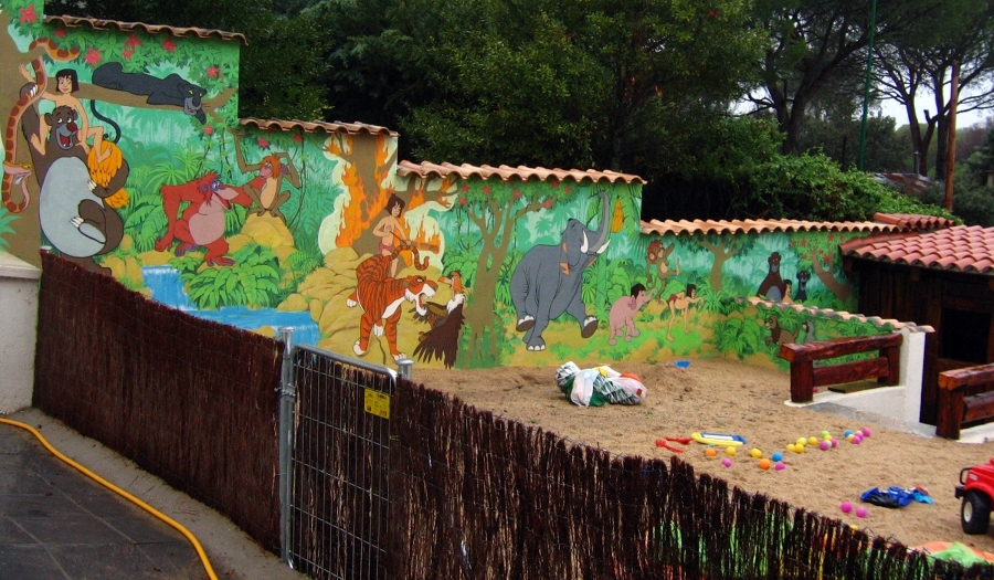 Pintura decorativa en el muro exterior en finca de un particular .Encinar del Alberche