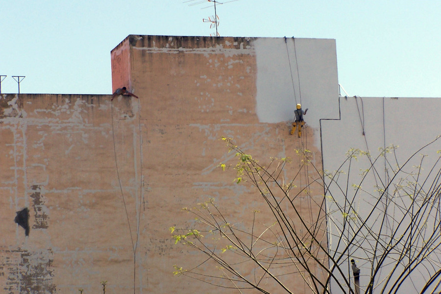 Pintura en la medianera del edificio con Airless