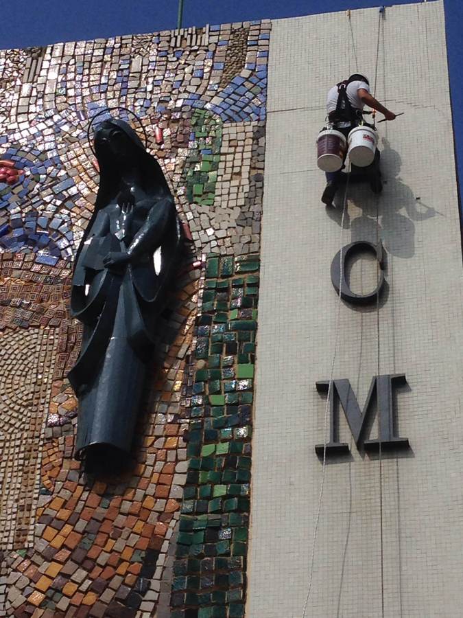 Pintura esmalte antioxidante en rotulos de hierro