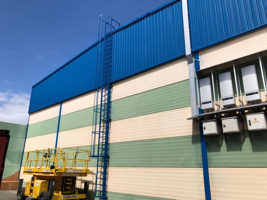 Pintura exterior nave industrial chapas y escalera azul