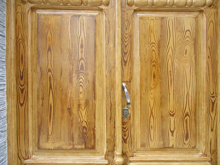 IMITACIÓN A MADERA CON ESMALTE SINTETICO EN PUERTA DE ENTRADA.