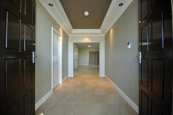 Pintura interior de un pasillo