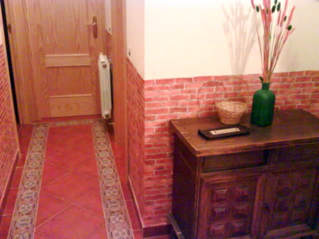 Pintura plástica lisa  y papel imitación ladrillo