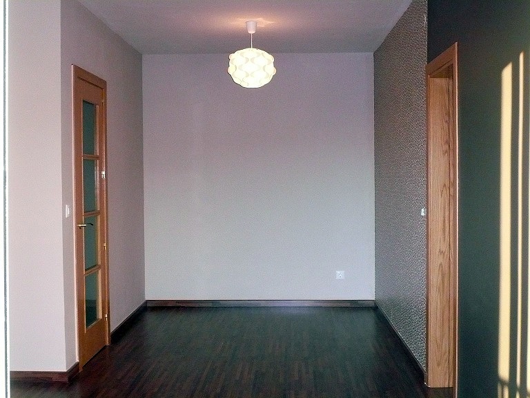 pintura y suelo de tarima flotante