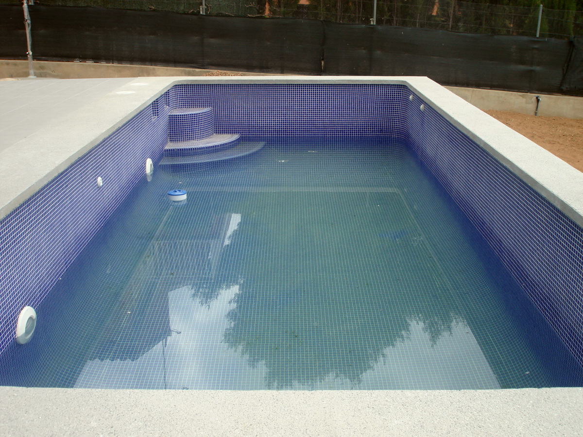 PISCIANA ACABADA CON PIEDRA DE CORONACION EN SITU