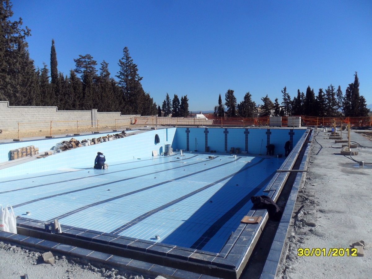 PISCINA  AL AIRE LIBRE EN MORALEDA DE ZAFAYONA ( GRANADA)