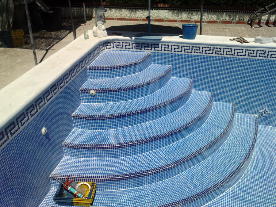 piscina azul niebla,con foca y ecaleras romanas