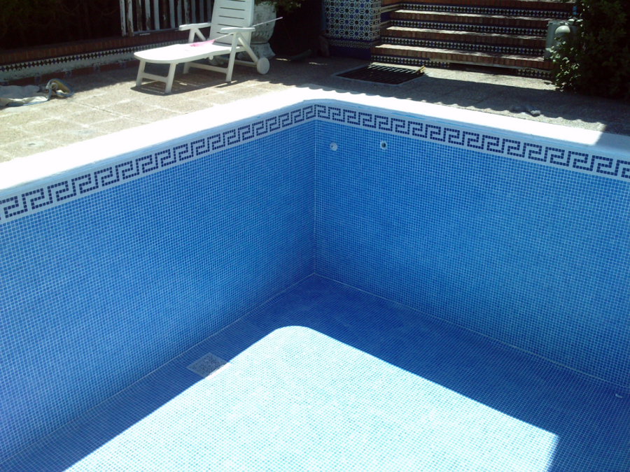 piscina azul niebla,con foca y ecaleras romanas