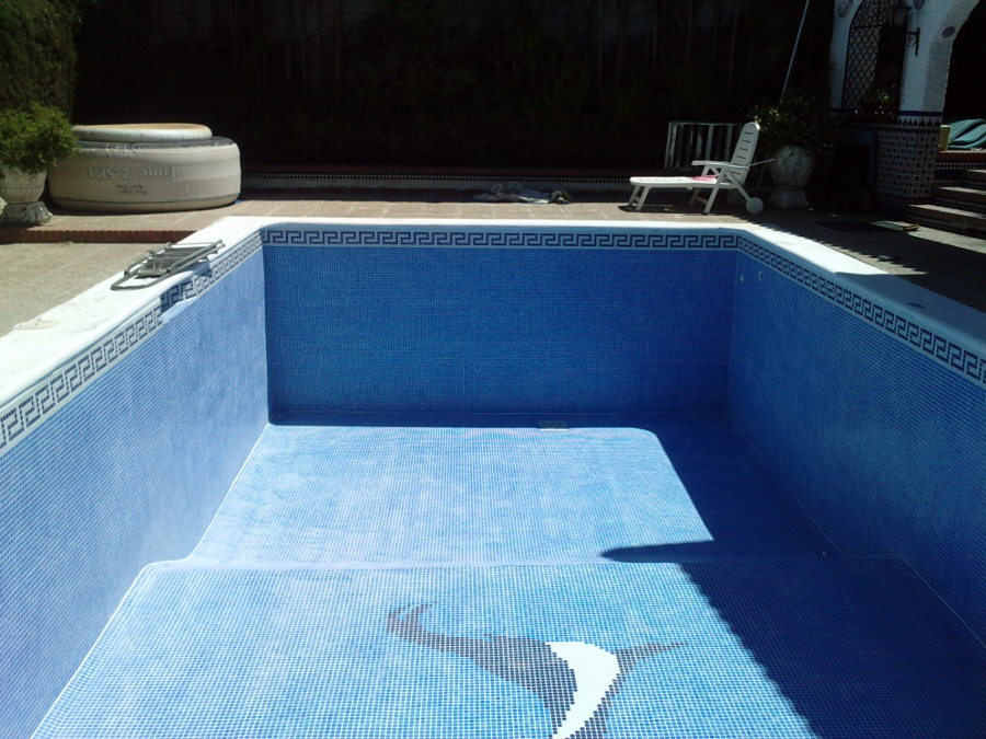 piscina azul niebla,con foca y ecaleras romanas