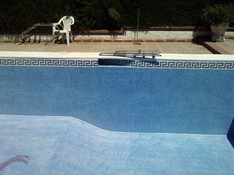 piscina azul niebla,con foca y ecaleras romanas
