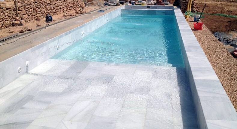 Piscina blanco macael