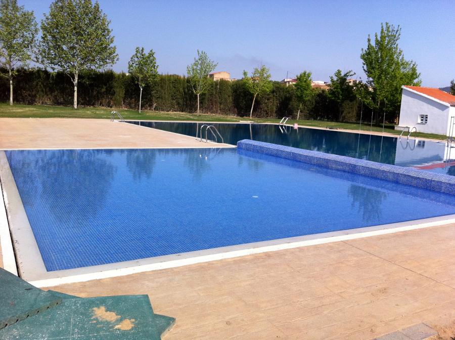 Piscina con canal rebosadero