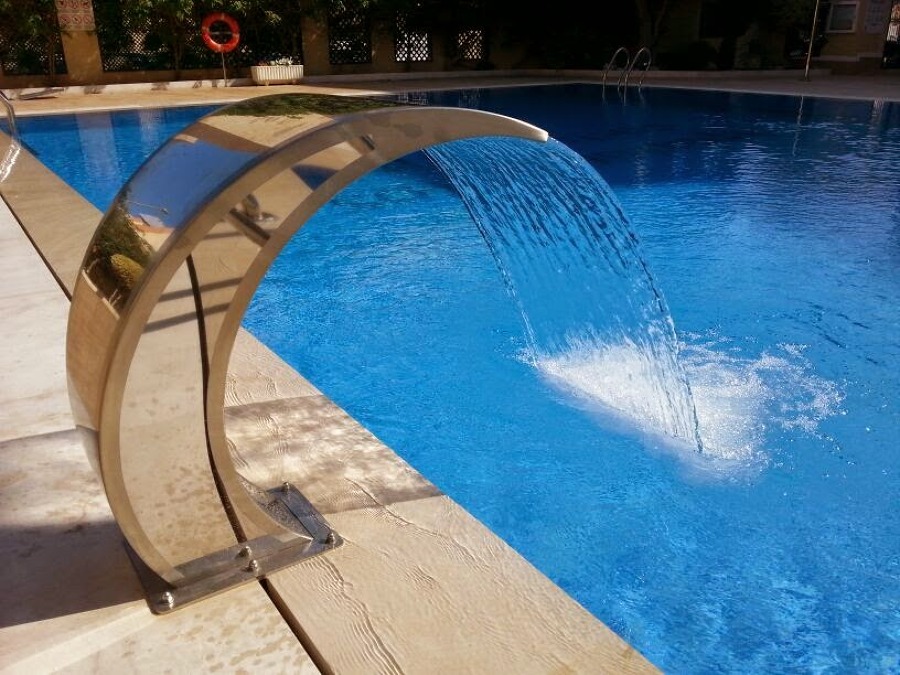 Piscina con cascada