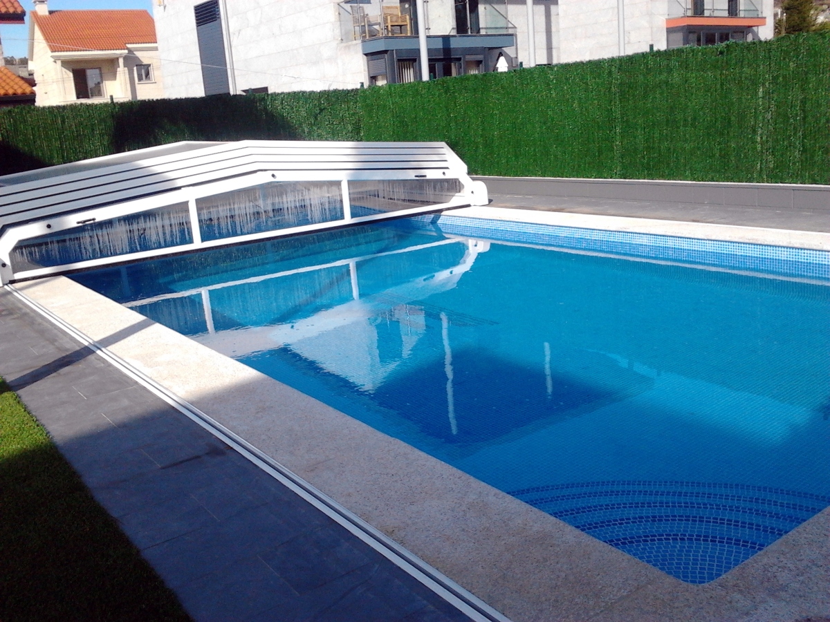 PISCINA  CON  CUBIERTA  