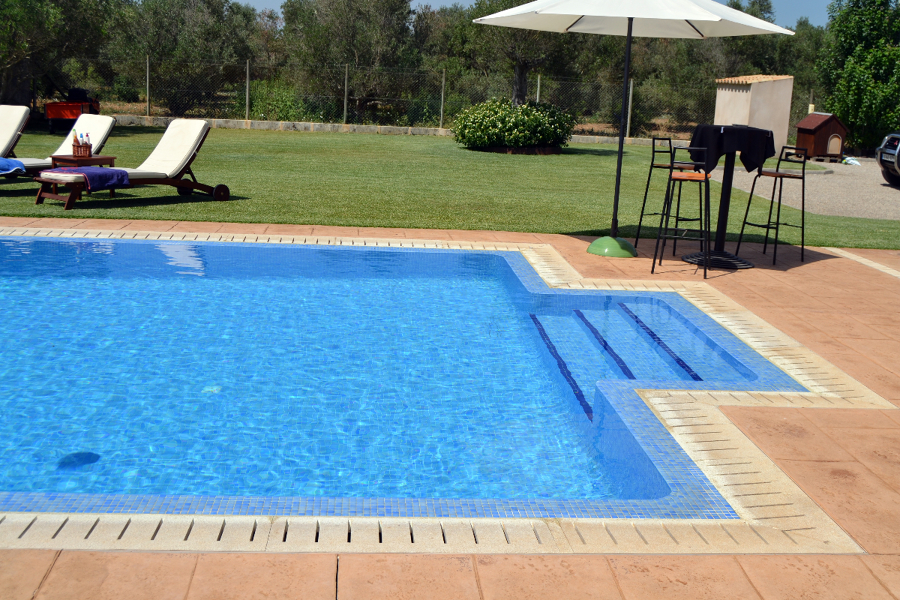 Piscina con Desbondante Clásico