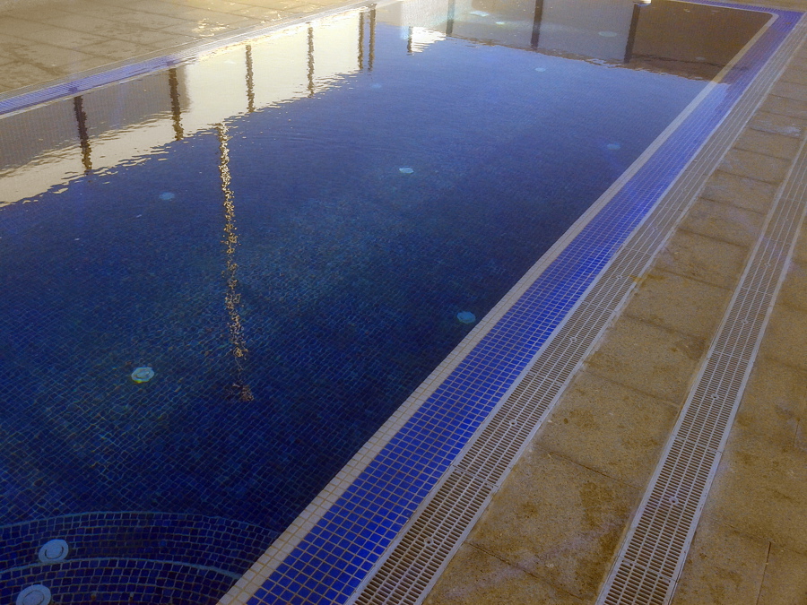 Piscina con desbordamiento  perimetral 