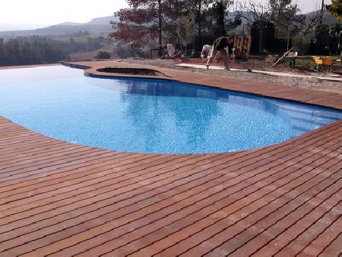 Piscina con desbordante 