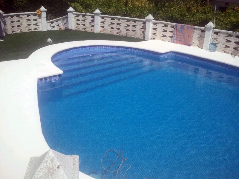 Piscina con escalera romana