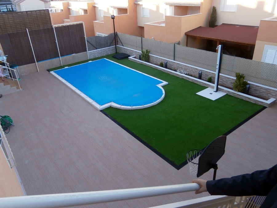 Piscina con escalera romana