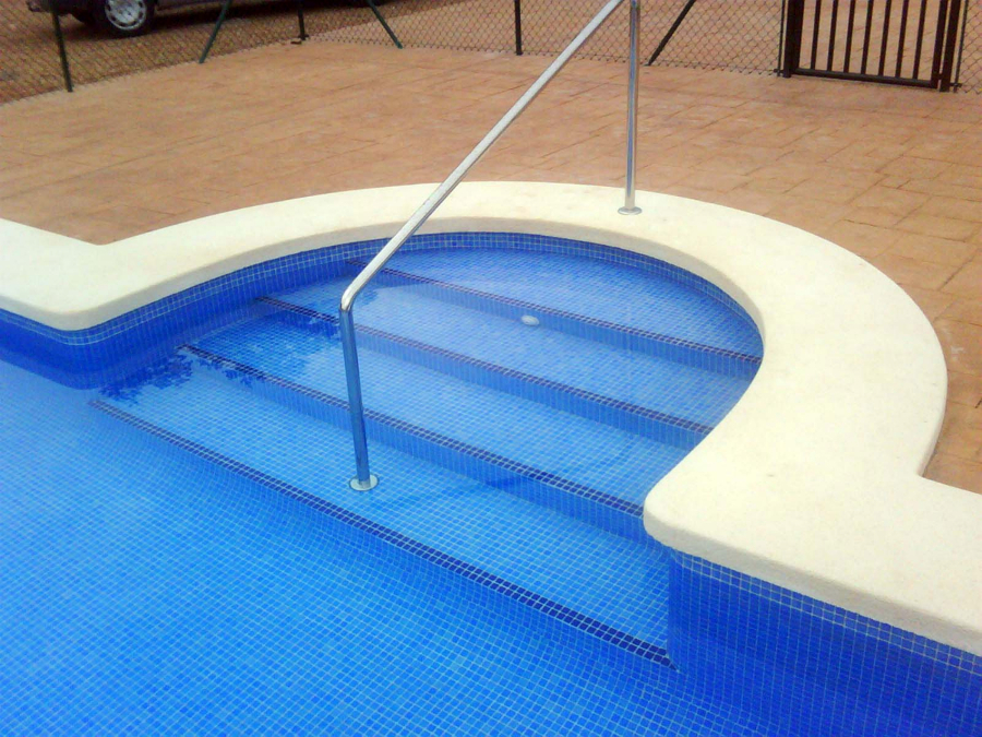 Piscina con escaleras interores.