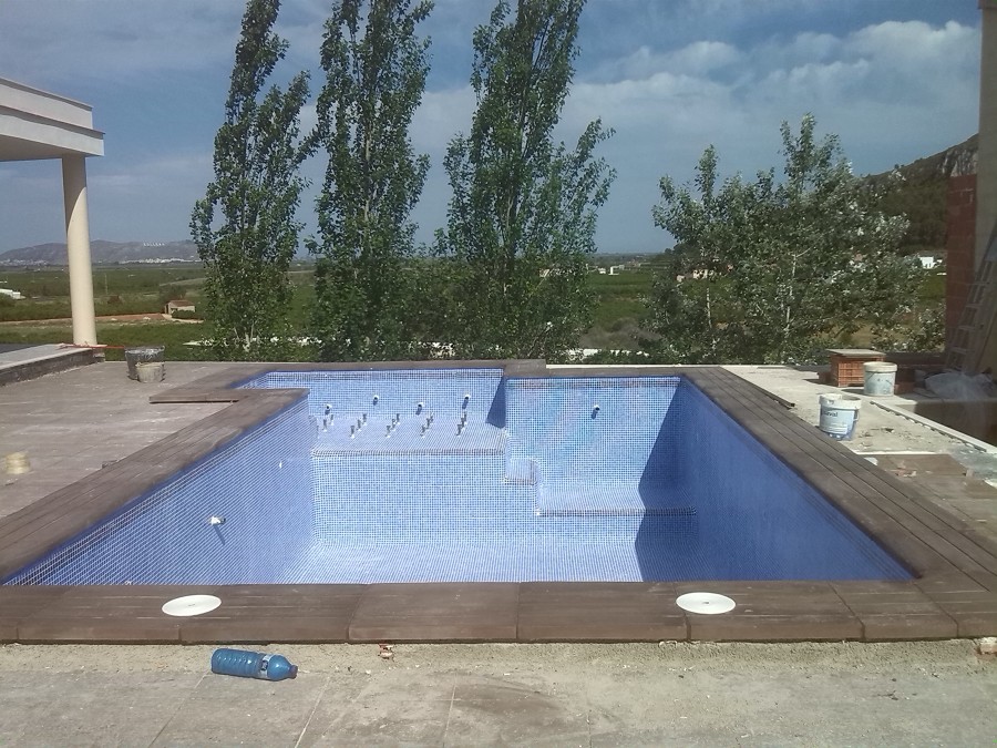 Piscina con jacuzzi y gresite azul niebla