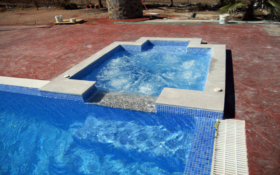 Piscina con jacuzzi