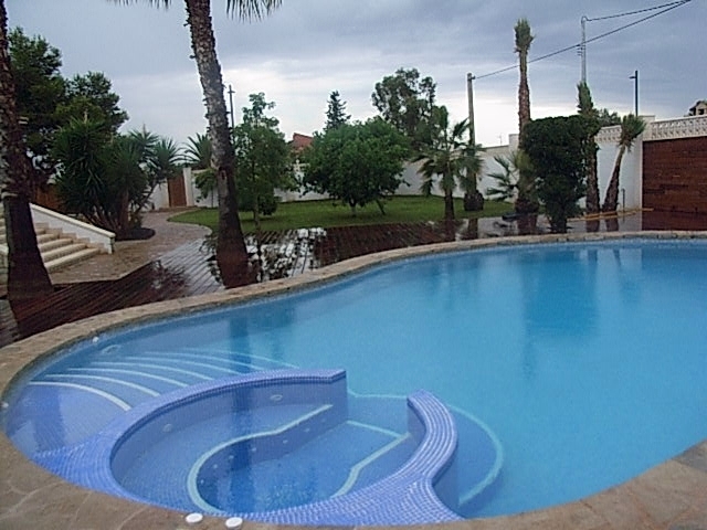 piscina con jacuzzi