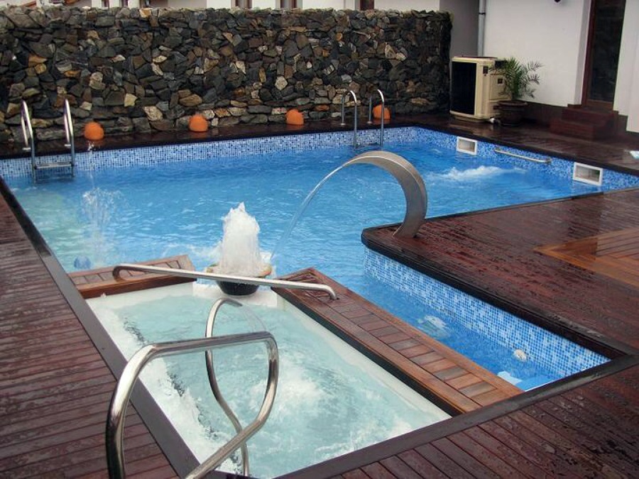 Piscina con jacuzzi