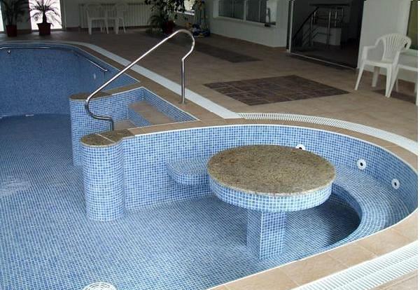 Piscina con jacuzzis