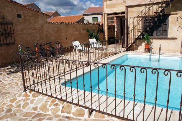 Piscina con lamina blanca