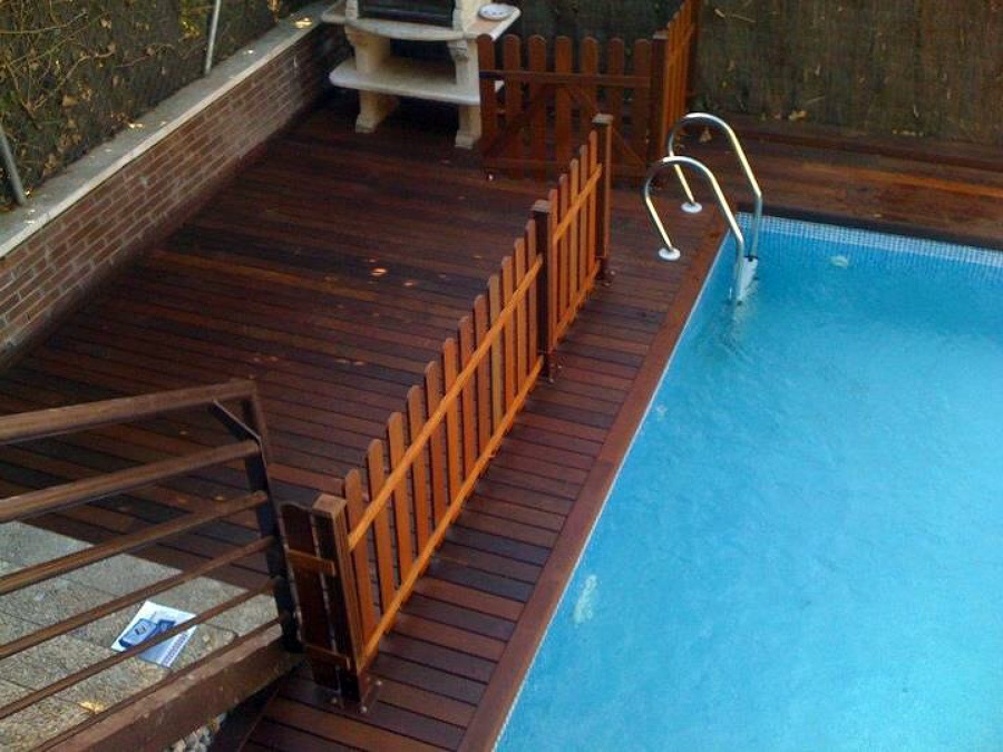 Piscina con madera IPE y lámina armada ALKORPLAN 3000