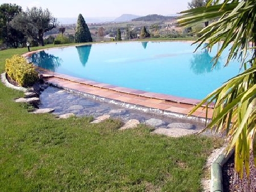 Piscina con pequeño desbordante