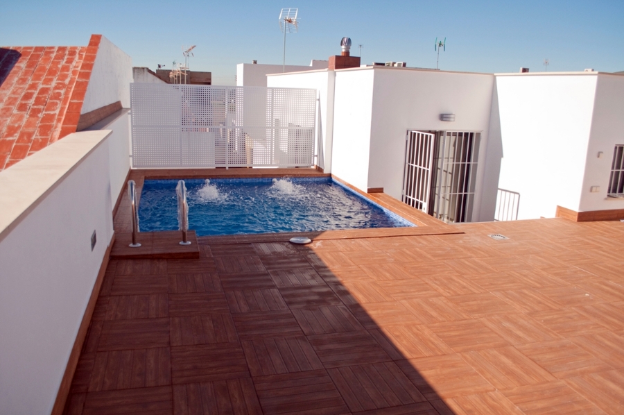 PISCINA CON SOLARIUM EN LA AZOTEA DE LA VIVIENDA