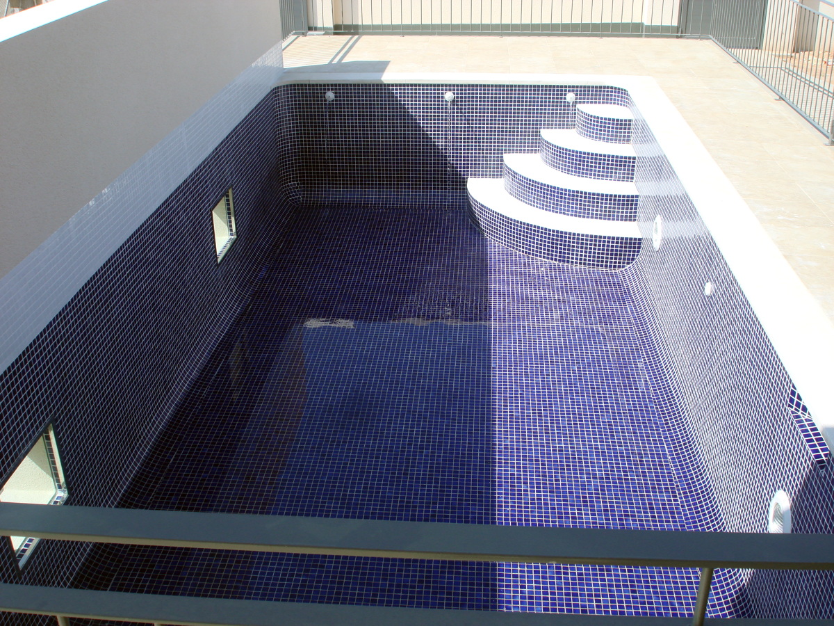 PISCINA CON VENTANAS